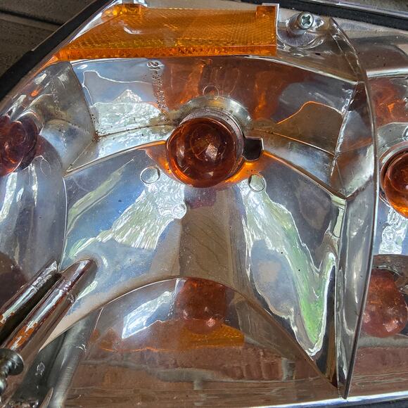 VOLVO 240 244 245 86-90 Turn Signal Light Assembly with wiring RH 1312630 - Picture 4 of 10